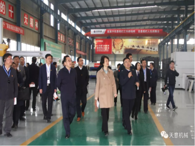 濟(jì)寧市委常委、組織部部長(zhǎng)孔凡萍帶領(lǐng)全市“兩新”組織黨建工作現(xiàn)場(chǎng)觀摩團(tuán)蒞臨天意機(jī)械調(diào)研指導(dǎo)