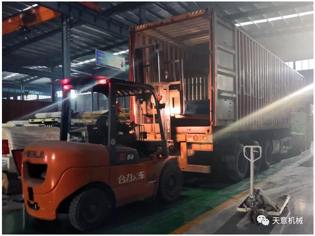 天意機(jī)械為柬埔寨客戶(hù)加工生產(chǎn)年產(chǎn)80萬(wàn)平方輕質(zhì)墻板生產(chǎn)線(xiàn)成功裝車(chē)啟運(yùn)！