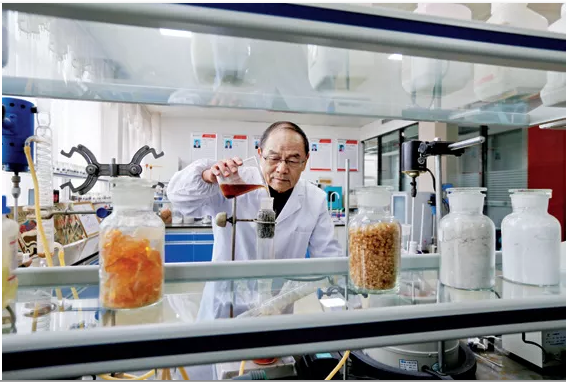 聘用高?？萍既藛T做技術(shù)顧問（王勉勵(lì) / 攝影）