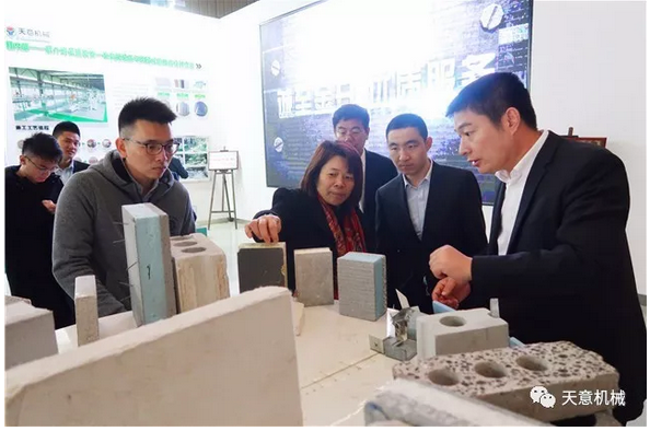 碧桂園集團(tuán)副總裁兼采購(gòu)中心總經(jīng)理?xiàng)铥惻d一行蒞臨天意參觀(guān)考察 碧桂園集團(tuán)副總裁兼采購(gòu)中心總經(jīng)理?xiàng)铥惻d一行蒞臨天意參觀(guān)考察