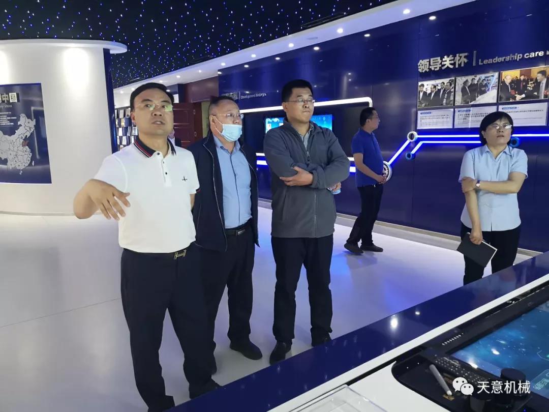 哈爾濱工業(yè)大學張教授、于教授蒞臨天意機械就智能焊接技術進行交流指導